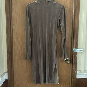 Nice curve fitting suede/velvet type material, slit on left side